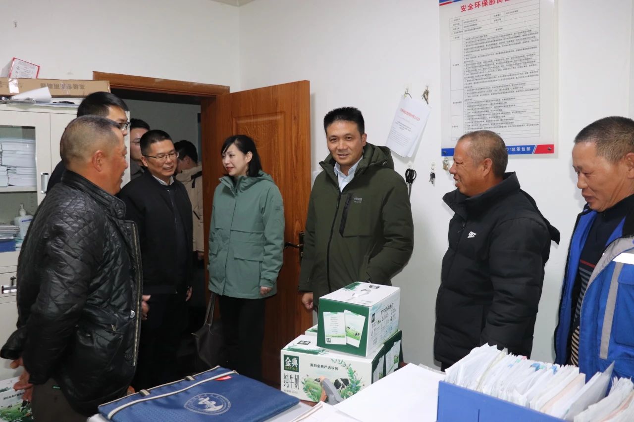 四川路橋黨委委員、董事、工會(huì)主席朱年紅赴川交公司項(xiàng)目一線開展“冬送溫暖”慰問活動(dòng)